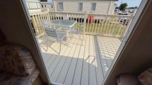 een balkon met een tafel en stoelen op een terras bij Suntrail House in Great Clacton