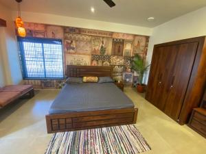 ein Schlafzimmer mit einem Bett in einem Zimmer mit einem Teppich in der Unterkunft Oasis Residency and Resorts in Solapur