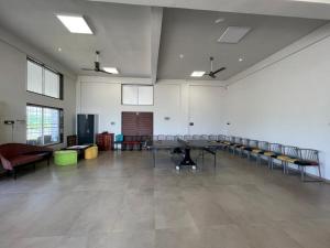 Großes Zimmer mit Sofas, Tischen und Stühlen in der Unterkunft Oasis Residency and Resorts in Solapur