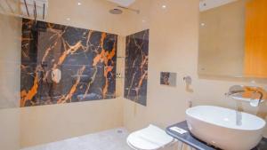 Koupelna v ubytování Premium Hotel The Shyama Grand Regency - 850 Meters From Ram Mandir Ayodhya