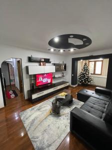 un soggiorno con divano e albero di Natale di Cosy Home Apartament a Craiova