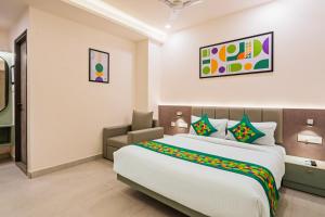 een hotelkamer met een bed en een stoel bij Treebo Premium Hydotel Gachibowli in Hyderabad +36 foto's