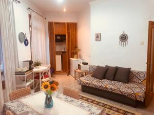 ein Wohnzimmer mit Sofa und Tisch in der Unterkunft Valencia Aparthotel COSMO in Valencia