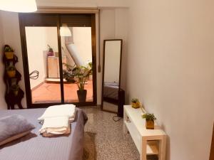 ein Schlafzimmer mit einem Spiegel, einem Bett und einem Tisch in der Unterkunft Valencia Aparthotel COSMO in Valencia