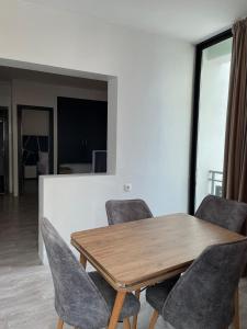 ein Esszimmer mit einem Holztisch und Stühlen in der Unterkunft Crystal in Tangier