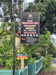 ein Schild an einem Baum vor einem Gebäude in der Unterkunft Hotel SERENDIB INN in Panadura