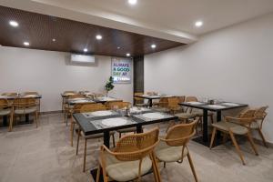 een restaurant met tafels en stoelen in een kamer bij Treebo Premium Hydotel Gachibowli in Hyderabad