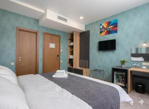 Giường trong phòng chung tại Flames boutique