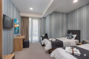 Giường trong phòng chung tại Flames boutique