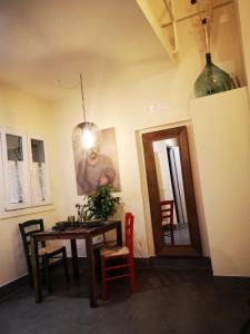 une salle à manger avec une table et un tableau au mur dans l'établissement Dimora Daliah&Oana, à Matera 13 autres photos