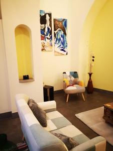 een woonkamer met een bank en een stoel bij Dimora Daliah&Oana in Matera
