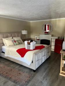 a bedroom with a large white bed with a fireplace at Scenic Vista Inn in North Conway