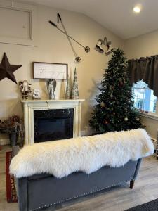 een woonkamer met een kerstboom en een bank bij Scenic Vista Inn in North Conway
