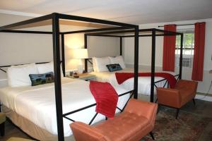 een slaapkamer met 2 bedden en een stoel bij Scenic Vista Inn in North Conway