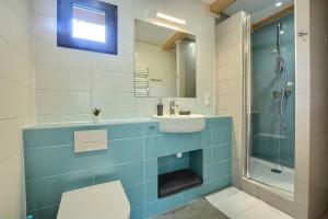 een badkamer met een glazen douche en een wastafel bij Przystanek Krzywe in Cisna +33 foto's