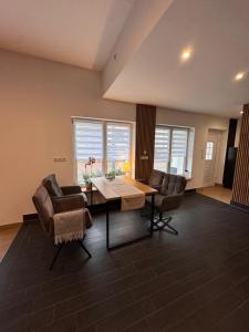 a living room with a dining room table and chairs at Ferienwohnung Erfurter Seen - Nöda 2 in Nöda