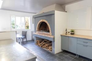 cocina con chimenea en el medio de una habitación en Só Espeto Accommodation Rooms, en Santa Cruz