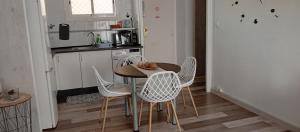 a kitchen with a table and chairs in a kitchen at Bellavista cerca de playa in Salou