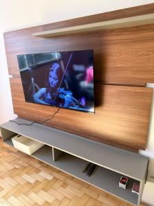 Et tv og/eller underholdning på 201 - Apartamento amplo com vaga de garagem, próximo UFN