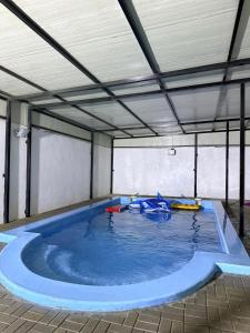 Bazén v ubytování Al manama house 2 nebo v jeho okolí