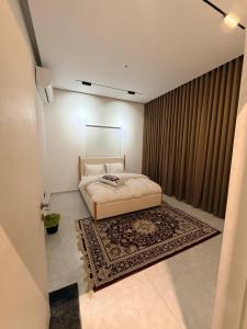 Postel nebo postele na pokoji v ubytování Al manama house 2 + 11 fotografií