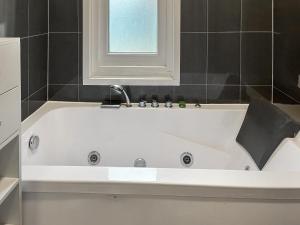 Et badeværelse på The Quay & Coast Escape + 6 billeder