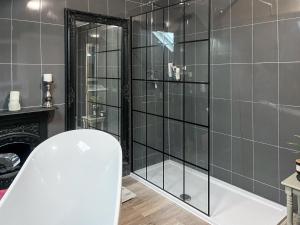 Et badeværelse på The Quay & Coast Escape