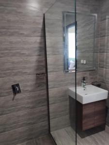 ein Badezimmer mit Waschbecken und Spiegel in der Unterkunft Sky Park Nest in Islamabad + 16 Fotos