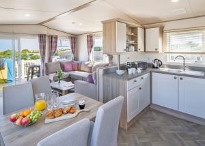 Køkken eller tekøkken på Trevornick Holiday Park