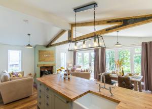 PorkellisCaddys Corner Lodges的一间带桌子的厨房、客厅和一间餐厅