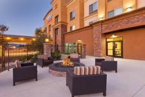 Un patio con sillas y una fogata frente a un edificio. en Fairfield Inn & Suites Riverside Corona/Norco, en Norco
