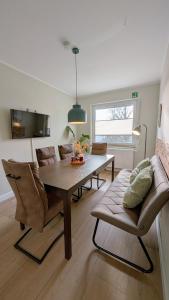 una sala de estar con una mesa y un sofá en Stadtwohnung mit Flair, en Recklinghausen