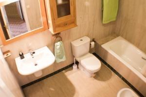 a small bathroom with a toilet and a sink at Casa José in La Herradura