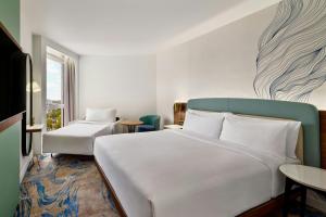 Giường trong phòng chung tại Le Méridien Paris Arc De Triomphe +154 ảnh