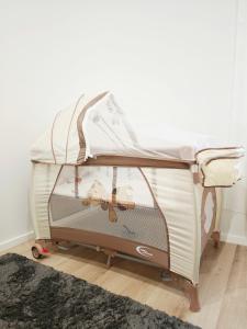 En eller flere senge i et værelse på Vibe City Apartment