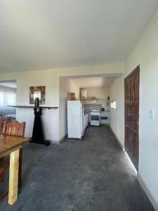 una cucina con un frigorifero bianco e una stufa di Loft serenity a Villa Carlos Paz