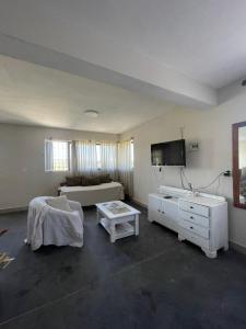 un ampio soggiorno con letto e TV di Loft serenity a Villa Carlos Paz