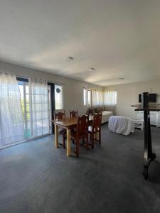 una sala da pranzo con tavolo e sedie e una camera da letto di Loft serenity a Villa Carlos Paz