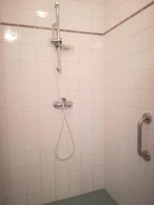 Et badeværelse på Charmant cocon, jardin, aux portes de Verneuil