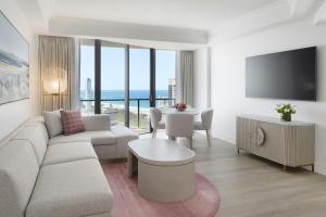 ein Wohnzimmer mit Sofa und Tisch in der Unterkunft Marriott Vacation Club at Surfers Paradise in Gold Coast