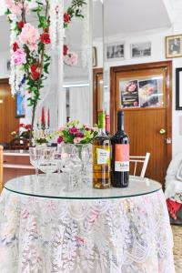 einen Tisch mit zwei Flaschen Wein und Gläsern darauf in der Unterkunft Alojamiento para Grupos y Empresas Hasta 14 Personas Ideal Equipos y Familias in Lorca