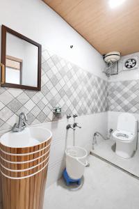ein Badezimmer mit Waschbecken und Toilette in der Unterkunft Hotel Naini -Lake -View Near The Mall Road - Restaurant And Free Wifi All Rooms - Prime Location - Best Hotel in Nainital