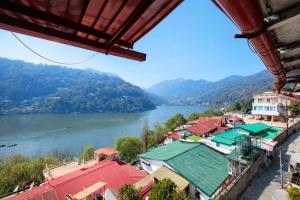 Blick auf einen Fluss von einem Dorf aus in der Unterkunft Hotel Naini -Lake -View Near The Mall Road - Restaurant And Free Wifi All Rooms - Prime Location - Best Hotel in Nainital