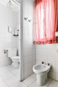 ein weißes Badezimmer mit Toilette und Waschbecken in der Unterkunft Alojamiento para Grupos y Empresas Hasta 14 Personas Ideal Equipos y Familias in Lorca