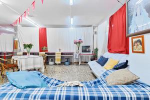 ein Wohnzimmer mit zwei Betten und einem Fernseher in der Unterkunft Alojamiento para Grupos y Empresas Hasta 14 Personas Ideal Equipos y Familias in Lorca