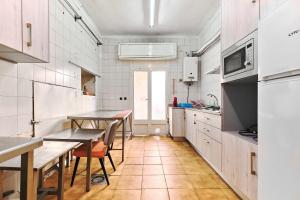 eine Küche mit einem Tisch und zwei Beistelltischen in der Unterkunft Alojamiento para Grupos y Empresas Hasta 14 Personas Ideal Equipos y Familias in Lorca + 16 Fotos