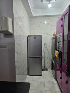 uma cozinha com geladeira e máquina de lavar em Marrakech héberg em Marraquexe