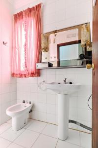 ein weißes Badezimmer mit Waschbecken und Toilette in der Unterkunft Alojamiento para Grupos y Empresas Hasta 14 Personas Ideal Equipos y Familias in Lorca