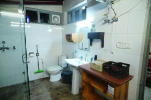 un bagno con wc, lavandino e doccia di The River Trail Cottage by The StayCationer a Rājpur