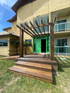 een houten terras voor een gebouw bij Pousada Reis in Imbituba